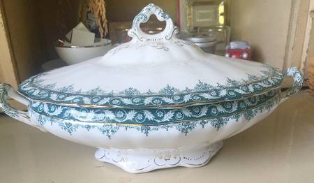 Yale Green Oval Covered Vegetable