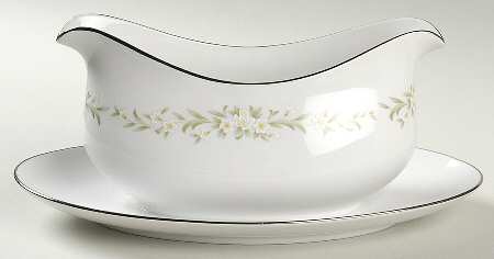 Greenbrier Gravy Boat with Attached Underplate