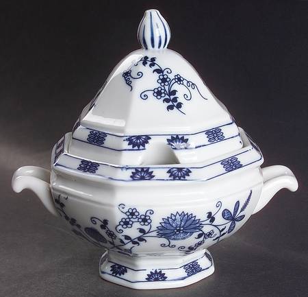 Blue Onion Sauce Boat & Lid with Underplate