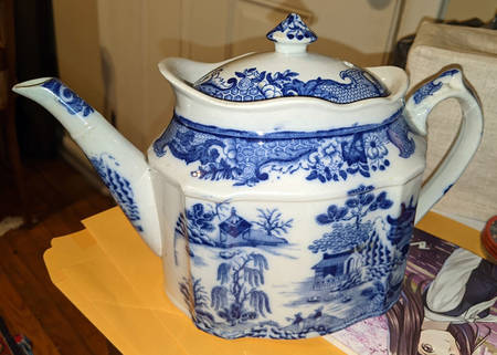 Willow Blue (Design On Edge) Teapot & Lid
