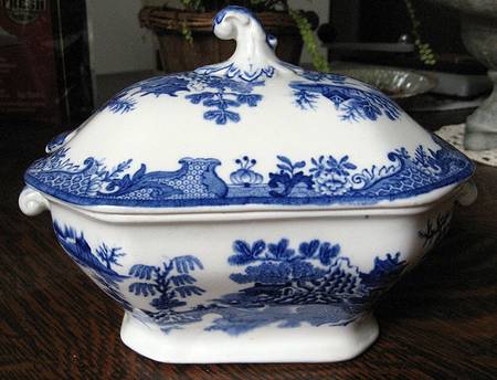 Willow Blue (Design On Edge) Sauce Boat & Lid