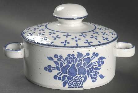 Country Blue 2 Qt Round Covered Casserole
