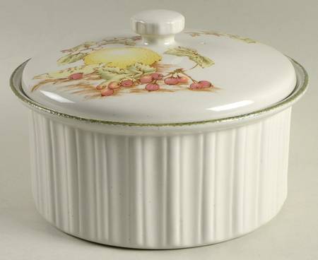 Still Life 2.5 Qt Round Covered Casserole