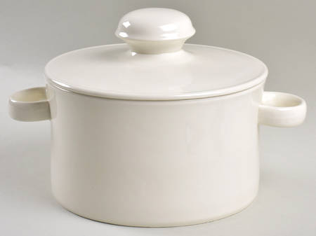Stonehenge White 2.5 Qt Round Covered Casserole