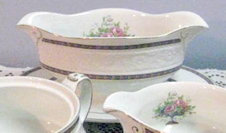 Argyle Gravy Boat with Attached Underplate