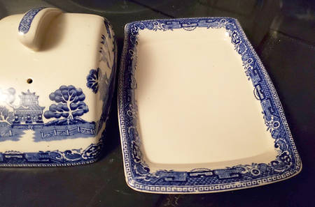 Old Willow Blue (No Trim) Cheese Dish with Lid (Wedge)
