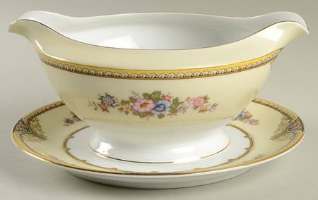 Beatrice Gravy Boat with Attached Underplate