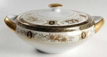 Black Cameo Round Covered Vegetable