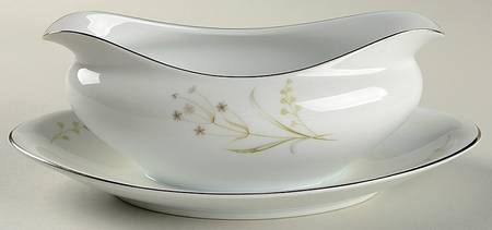 Chantilly Gravy Boat with Attached Underplate