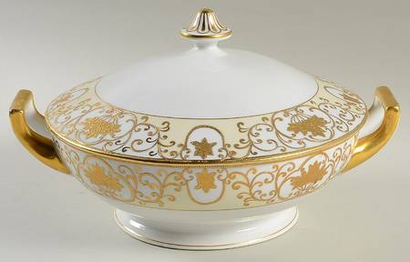 Crescent Round Covered Vegetable