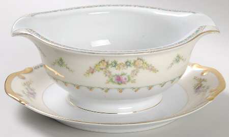Laurel Gravy Boat with Attached Underplate