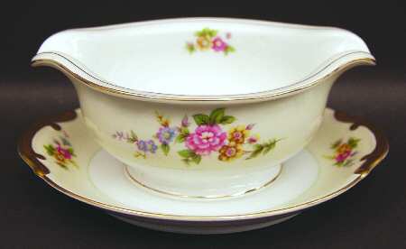 Lucille Gravy Boat with Attached Underplate