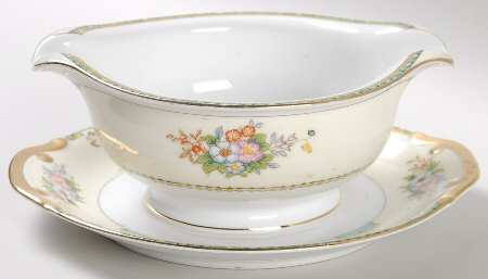 Marcia Gravy Boat with Attached Underplate