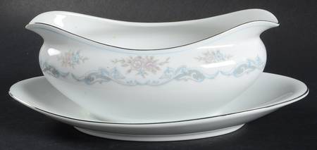 Meadowbrook Gravy Boat with Attached Underplate