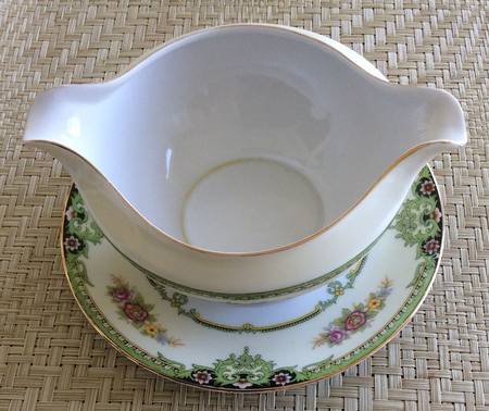 MEI124 Gravy Boat with Attached Underplate