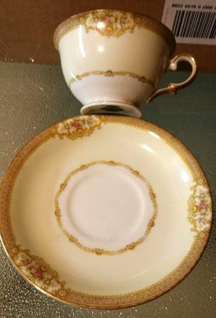 MEI142 Footed Cup & Saucer Set