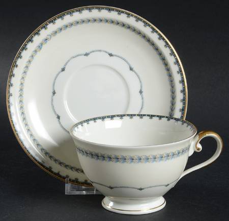 MEI173 Footed Cup & Saucer Set