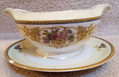 MEI182 Gravy Boat with Attached Underplate