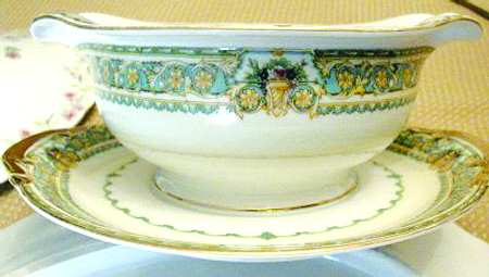 MEI198 Gravy Boat with Attached Underplate