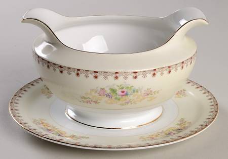 V1979 Gravy Boat with Attached Underplate