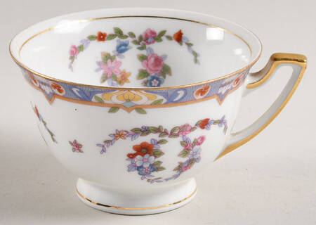 MEI26 Footed Cup