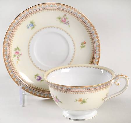 MEI299 Footed Cup & Saucer Set