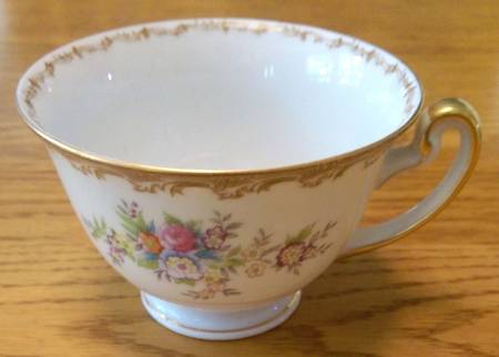 MEIV1593 Footed Cup