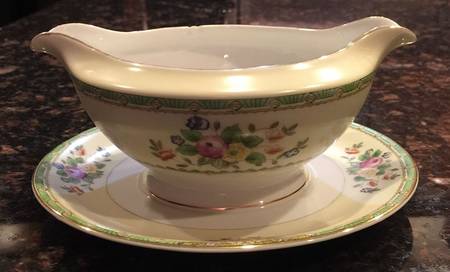 MEI326 Gravy Boat with Attached Underplate