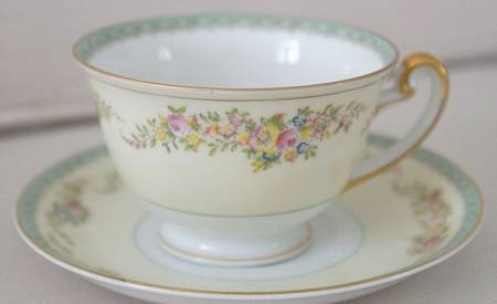 MEI339 Footed Cup & Saucer Set