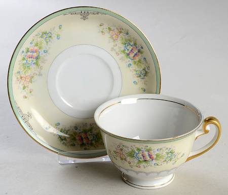 N959 Footed Cup & Saucer Set