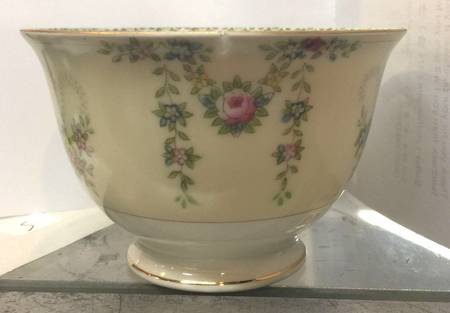 MEI36 Footed Cup