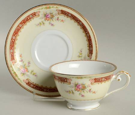 MEI392 Footed Cup & Saucer Set