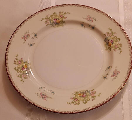 V1903 Dinner Plate