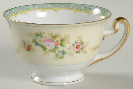 MEI44 Footed Cup