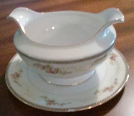 MEI6 Gravy Boat with Attached Underplate