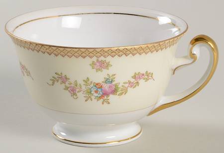 MEI64 Footed Cup