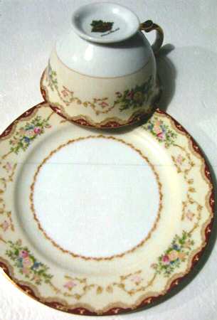 MEI72 Footed Cup