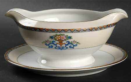 The Modena Gravy Boat with Attached Underplate