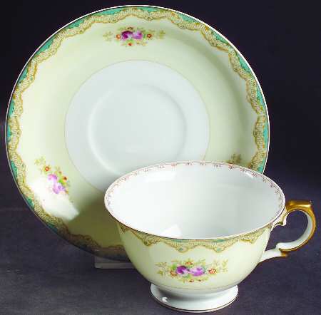 N1916 Footed Cup & Saucer Set
