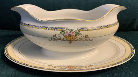 Plaza Gravy Boat with Attached Underplate