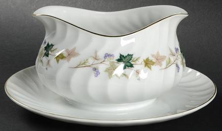 Surrey Gravy Boat with Attached Underplate
