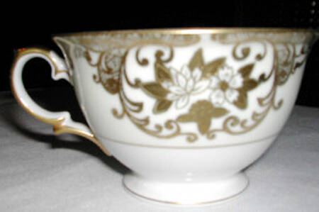 V1849 Footed Cup