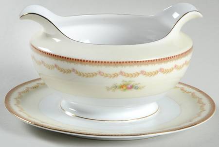 V1881 Gravy Boat with Attached Underplate