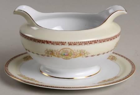 V1981 Gravy Boat with Attached Underplate