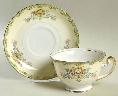 V2009 Footed Cup & Saucer Set