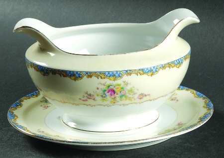 V2032A Gravy Boat with Attached Underplate