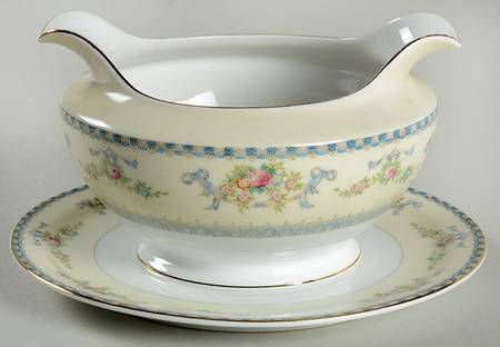 V2036 Gravy Boat with Attached Underplate
