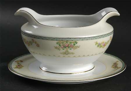 V2068 Gravy Boat with Attached Underplate