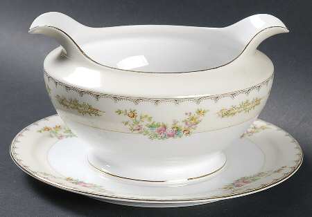 V2131 Gravy Boat with Attached Underplate