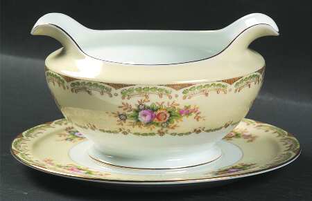 V903 Gravy Boat with Attached Underplate